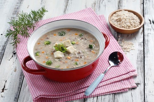 Khi trẻ bị tiêu chảy nên cho trẻ ăn đồ ăn lỏng, mềm như súp, cháo, cơm nát…